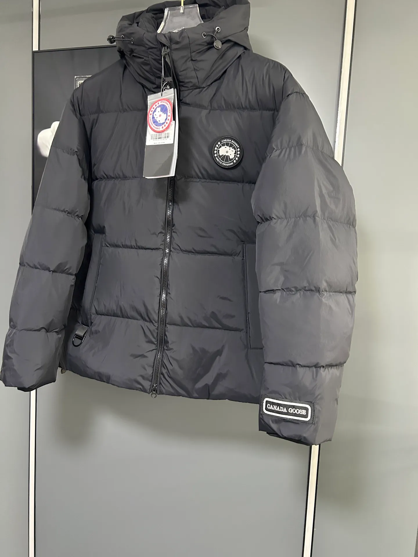 P720 Canada 🦢 Canada Goose hooded reflective stripe down jacket has always been recognized as the warmest down jacket. Various Instagram celebrities, Internet celebrities, and celebrities often wear it for street photos. I do Canada Goose every year, but I still can’t get rid of my love for the geese. No matter how cold the weather is, there is no need to be afraid, because there are geese! Filled with 90% white duck down, Canada Goose is the legendary warmest down jacket and is known as a must-have for Arctic outdoor sports! The most popular down jacket in the world, celebrities are rushing to buy it, it is a must-have!  Same style for men and women Color: Navy Size: M-3XL